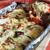 Kurczak zapiekany z mozzarellą, papryką i pieczarkami