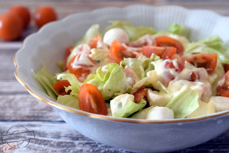 Sałata lodowa z pomidorkami i mozzarellą