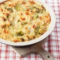 ZAPIEKANKA Z QUINOA, BROKUŁAMI I KURCZAKIEM