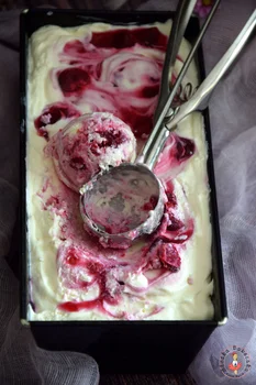 Lody sernikowe z wiśniami