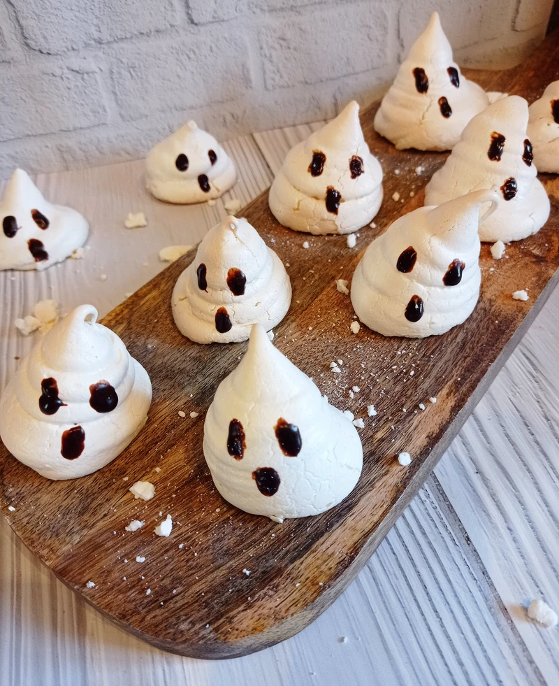 Bezowe duszki na Halloween