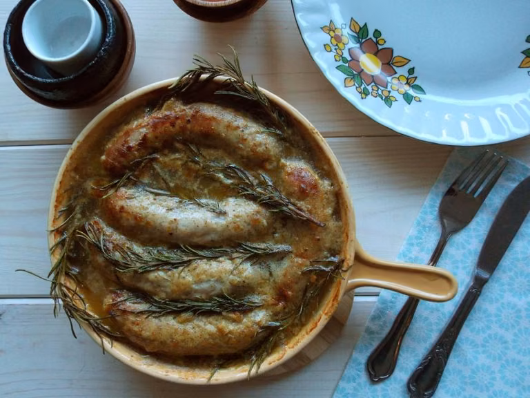 BIAŁA KIEŁBASA PIECZONA Z SOSEM MIODOWO-MUSZTARDOWYM I ROZMARYNEM