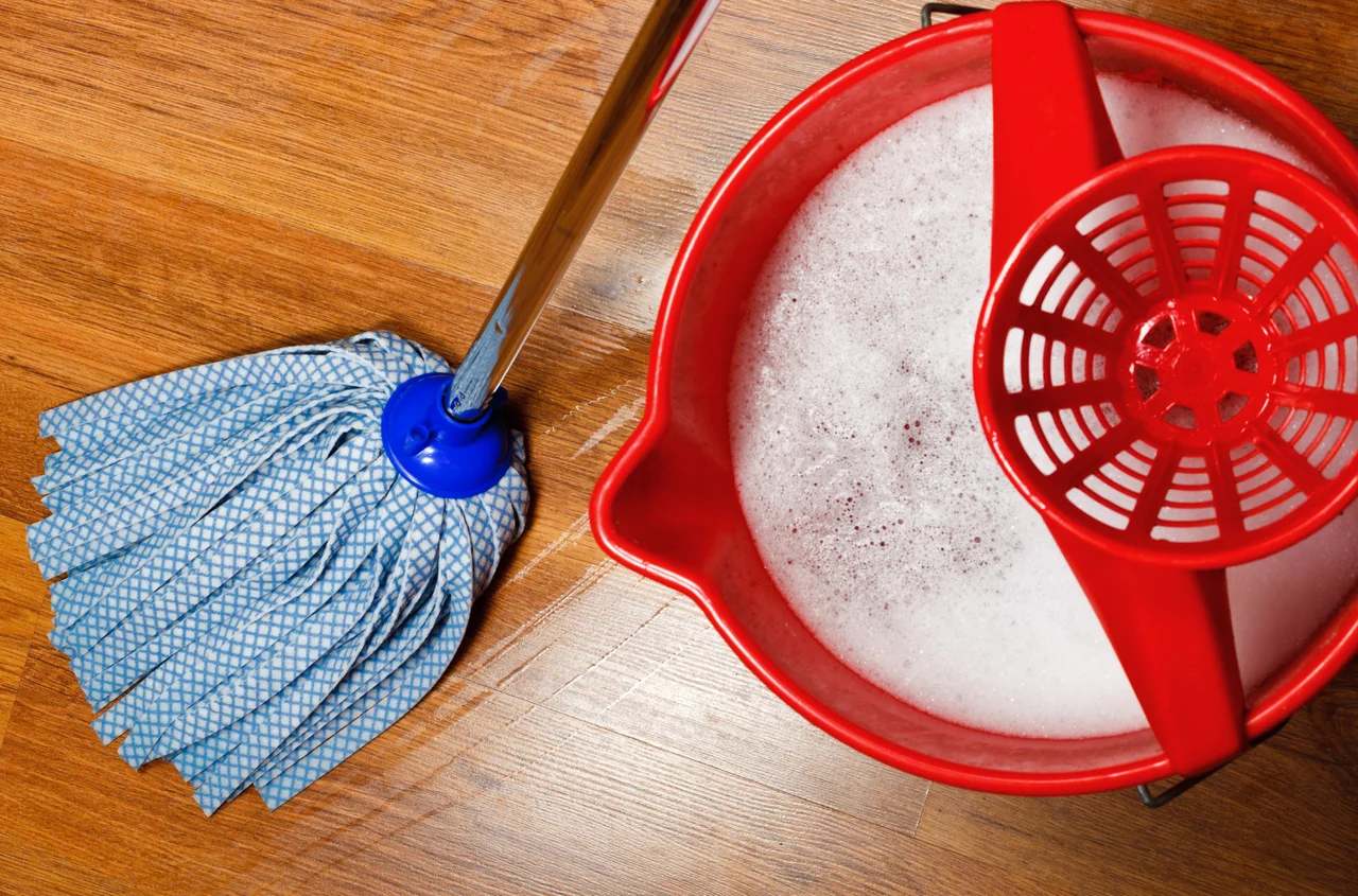 Dodaj tylko 1 łyżkę tego składnika do wody, a podłoga będzie błyszczeć jak nowa! Smugi znikną raz na zawsze!