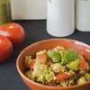 Kasza jaglana z pesto, awokado i indykiem