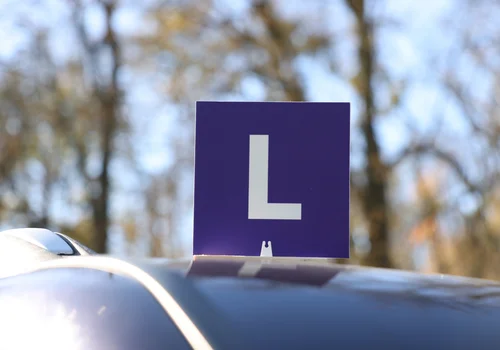 Prawo jazdy od 17 roku życia!? Młodsze osoby wsiądą za kierownicę tylko pod tymi warunkami!