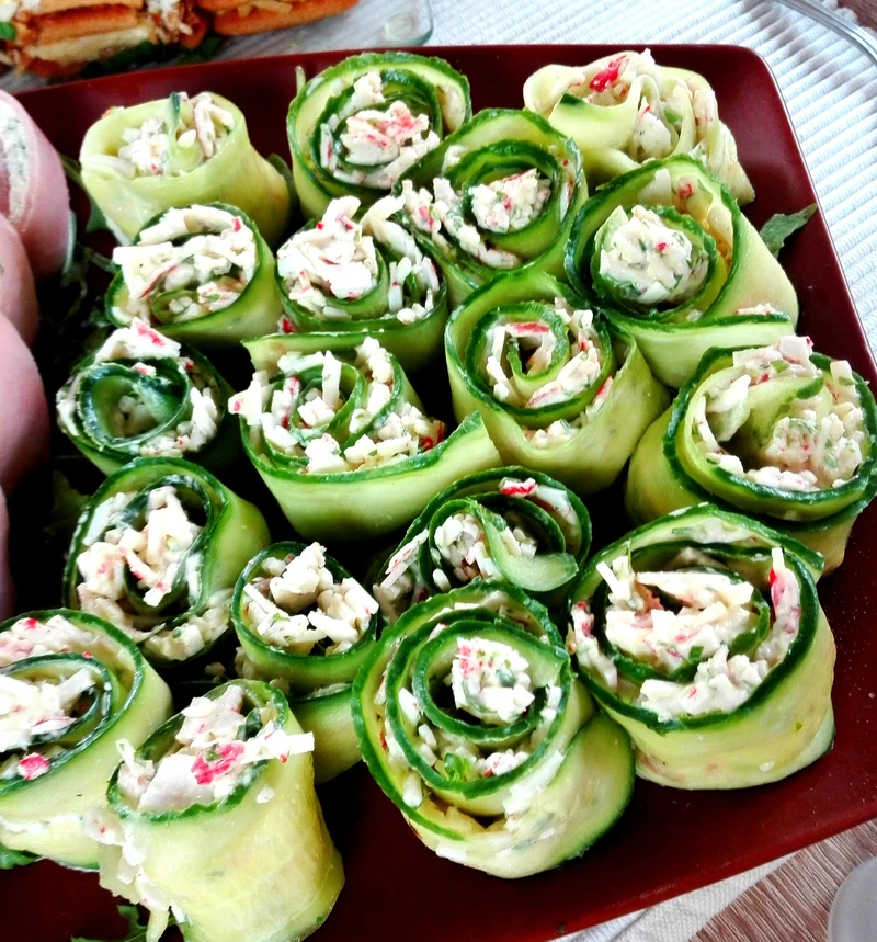 Ogórki zawijane z paluszkami surimi i chrzanem