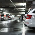 Koniec z obowiązkowymi parkingami!? Rząd planuje rewolucję w budownictwie!