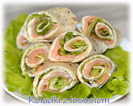 Mini tortille z łososiem i sałatą