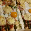 Pizza ze szparagami i jajem sadzonym
