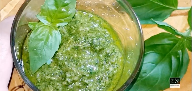 Pesto z bazylii.