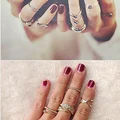 Krótkie, bordowe paznokcie