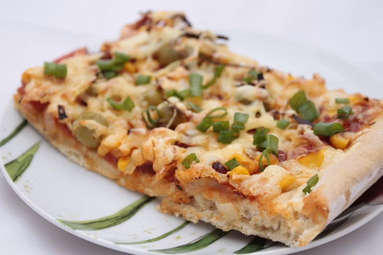 Pizza z kabanosem i salami