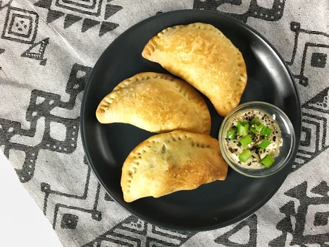 Wegańskie pierogi pieczone z brokułami