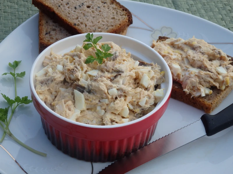 Pasta z wędzonej makreli z jajkiem i cebulką