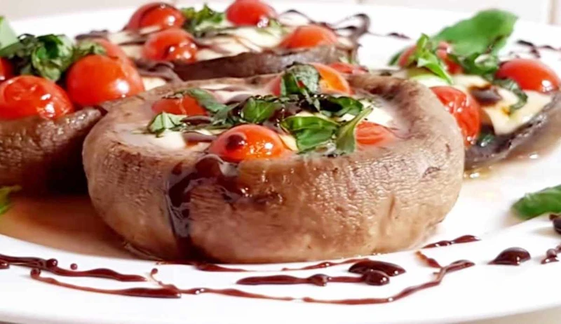 Faszerowane pieczarki w stylu Caprese.