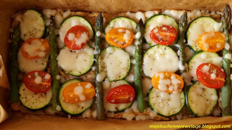 FIT pizza na spodzie z kalafiora z cukinią i szparagami - 297 kcal