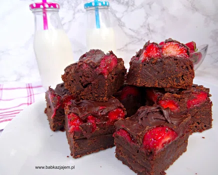 Brownie z truskawkami i polewą czekoladową