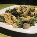 Makaron z kurczakiem w sobie brokułowo - pieczarkowym