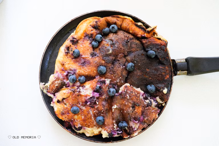 Proteinowy omlet z borówkami