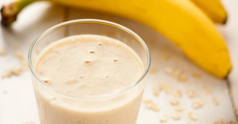 Mroźny i mleczny koktajl bananowy