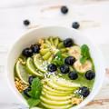 ZIELONE SMOOTHIE BOWL Z OWOCAMI