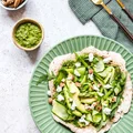 Podpłomyk z pesto i zielonymi warzywami
