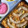 Kiełbasa pieczona z cebulą w pysznym sosie