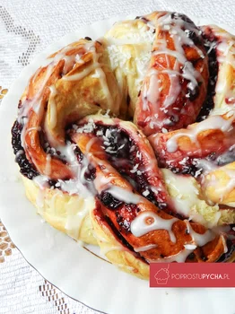 Wieniec drożdżowy z powidłami