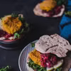 Burgery dyniowe na podpłomykach orkiszowych z chutnejem śliwkowym