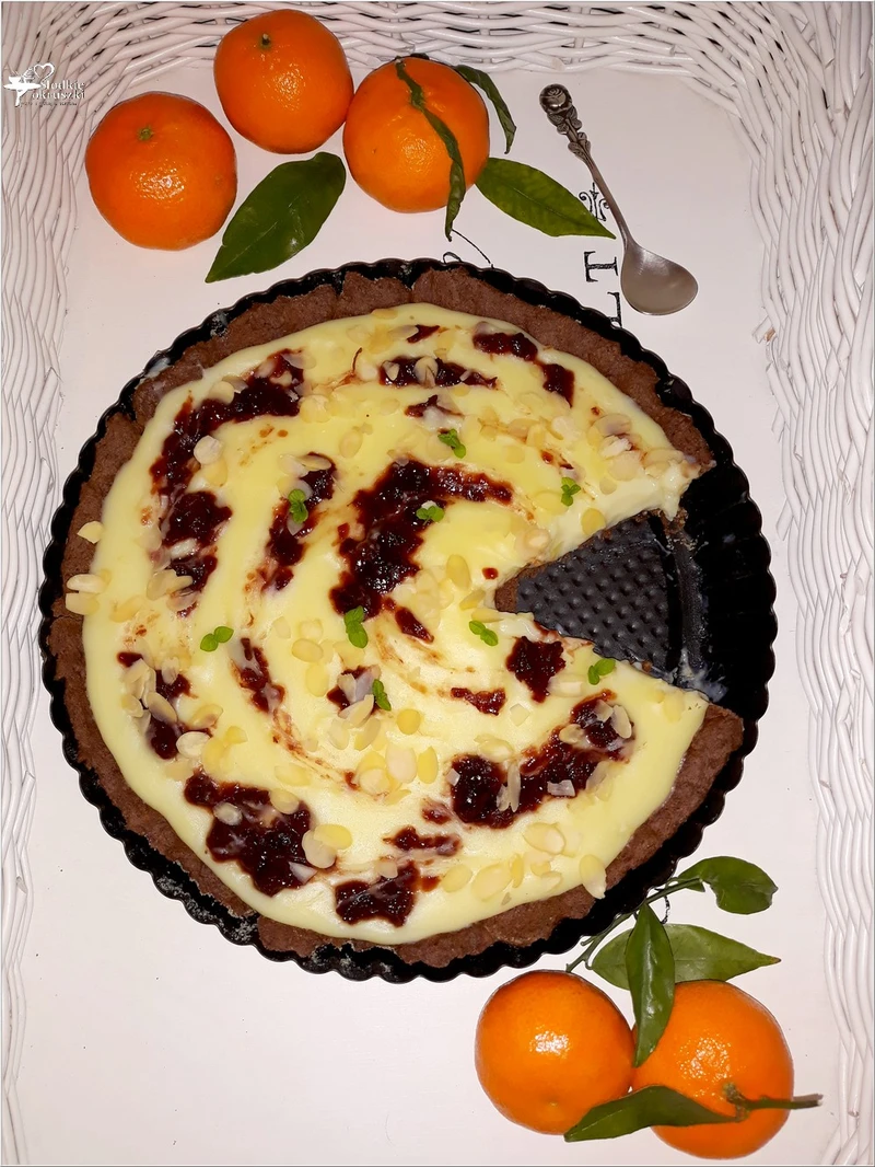 Piernikowa tarta z budyniowo-wiśniowym nadzieniem