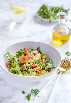Bezglutenowe spaghetti cukiniowe z krewetkami i cykorią