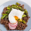 QUINOA ZE SZPARAGAMI I JAJKIEM