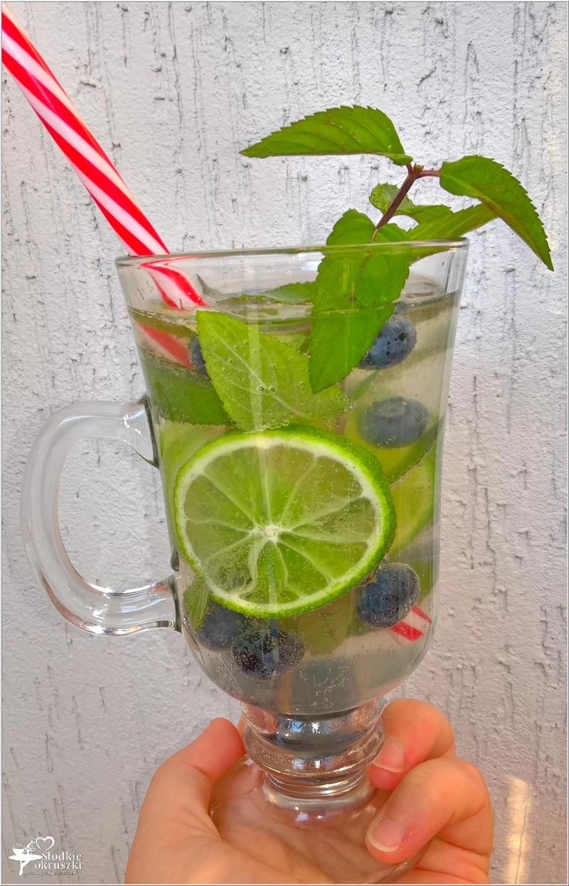 Domowy napój izotoniczny limonka-borówki-mięta