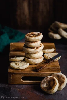 Muffiny angielskie – drożdżowe bułeczki śniadaniowe z patelni