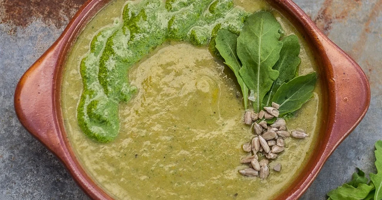 Zupa krem z brokuła z dodatkiem pesto z rukoli