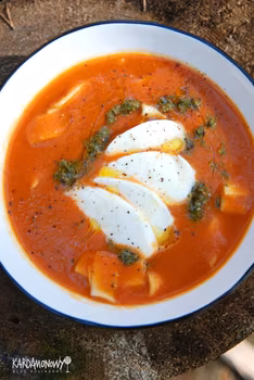 Gęsta pomidorowa z pesto i mozzarellą