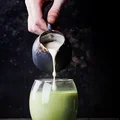 MATCHA LATTE Z BITĄ ŚMIETANĄ