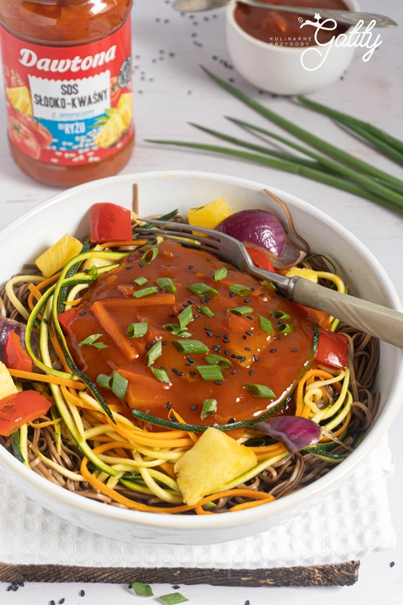 Warzywa w sosie słodko-kwaśnym z makaronem soba