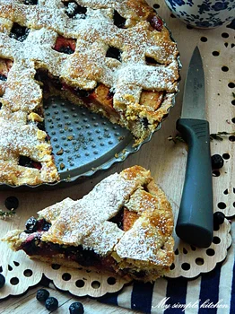Tarta owsiana z jabłkami i aronią