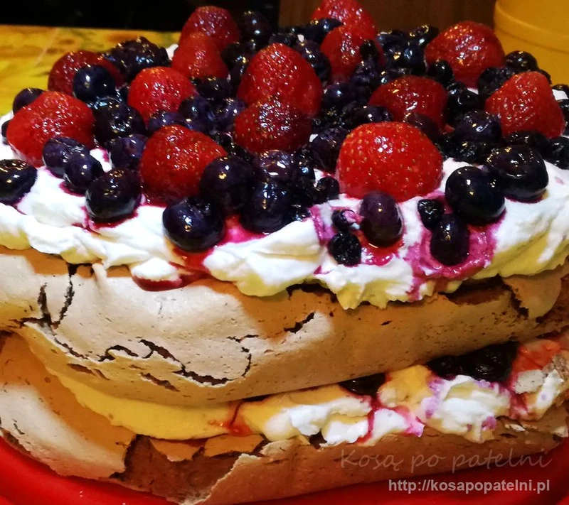 Kakaowy tort bezowy z bitą śmietaną