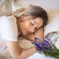 Postaw miseczkę z solą i lawendą przy łóżku – sen stanie się spokojniejszy!