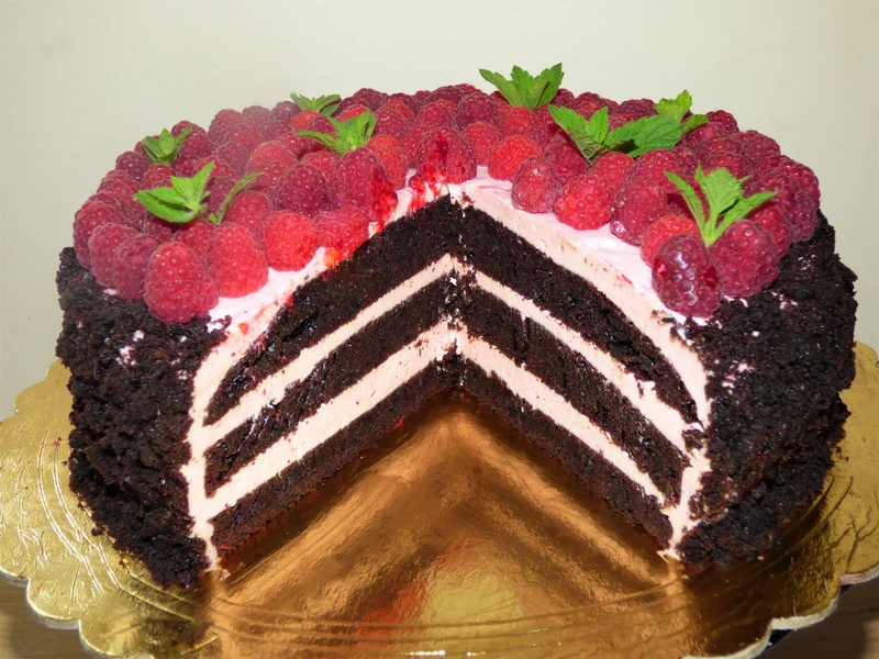 Tort czekoladowo - malinowy