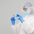 Podano pierwszą testową szczepionkę na koronawirusa. Zastrzyk otrzymała 43-letnia matka