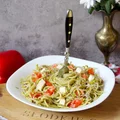 Spaghetti z zielonym pesto, serem i pomidorami