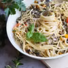 Spaghetti w śmietanowym sosie z papryką i pieczarkami
