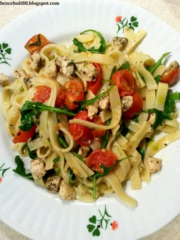 Ziołowe tagliatelle z kurczakiem i pomidorami