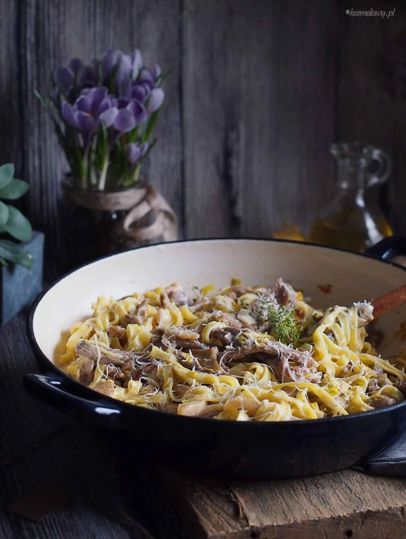 Tagliatelle z wołowiną, porami i boczniakami