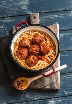 SPAGHETTI Z KLOPSIKAMI I SOSEM POMIDOROWYM