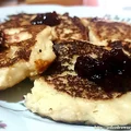 Bananowe serniczki z dżemem jeżynowym.