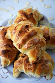 Rogaliki z dżemem i płatkami migdałowymi